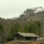 By Nysaetervatnet Surrounded By Mountains Hébergement de vacances Brunstad
